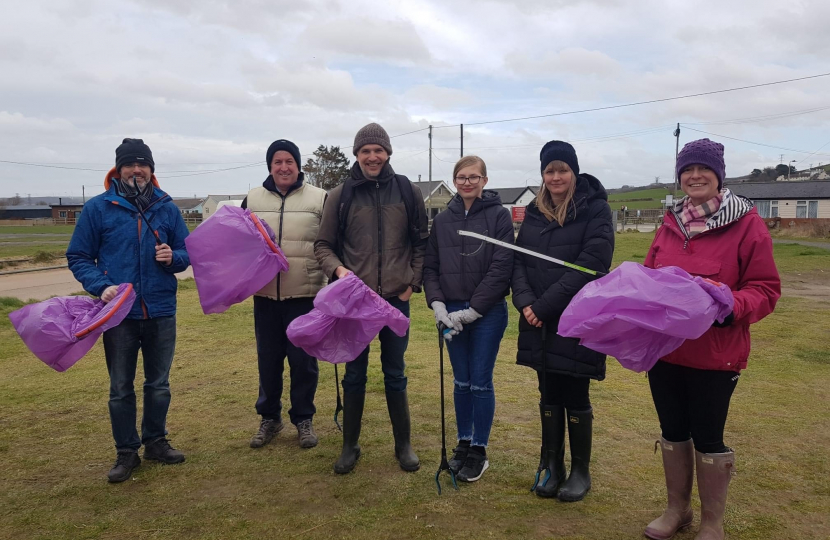 Selaine Saxby MP participates in Instow Beach clean 