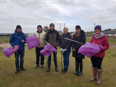 Selaine Saxby MP participates in Instow Beach clean 